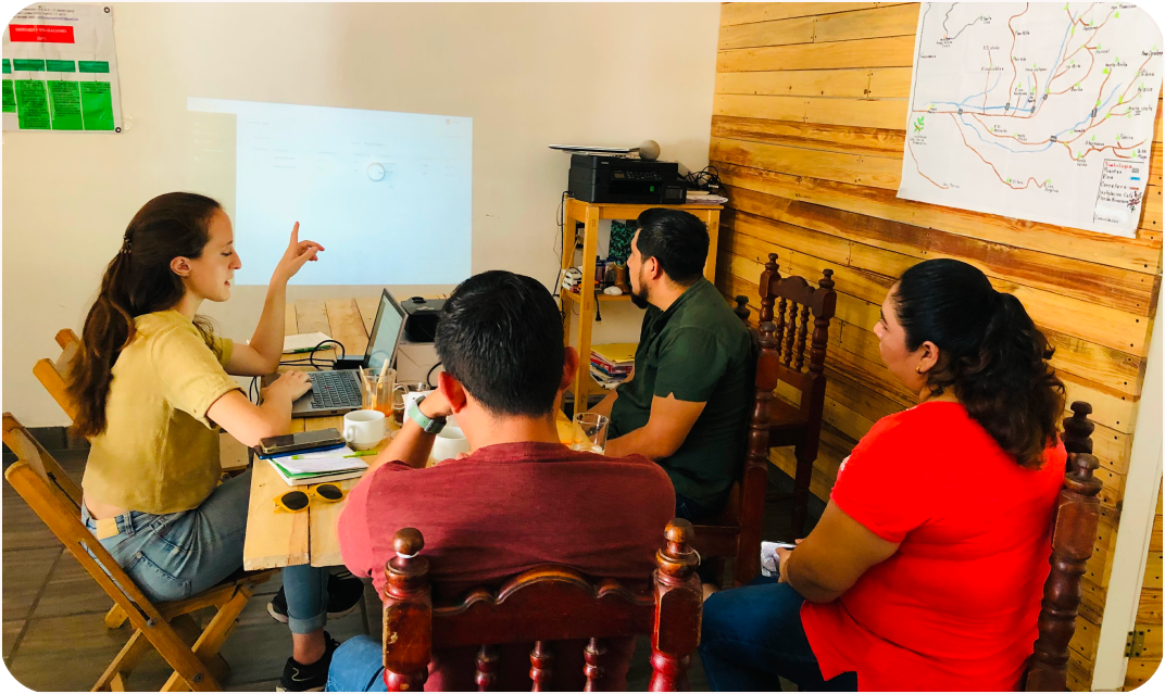 Equipo de campo de Sirio en una jornada de capacitación